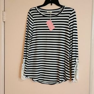 ❤️LAST CHANCE:Black & White tunic top with lace details